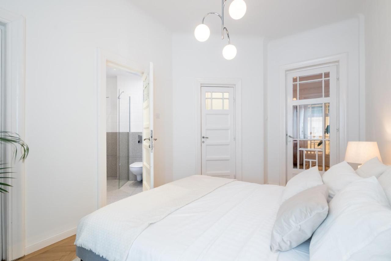 Cismigiu Serenity: 1Br Flat With Scenic Balcony 布加勒斯特 外观 照片